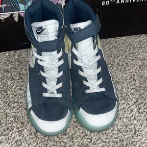 Worn once at Disney (feeding goat drop food on the top) 2.5y